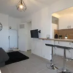 Studio Moderne En Rez De Jardin